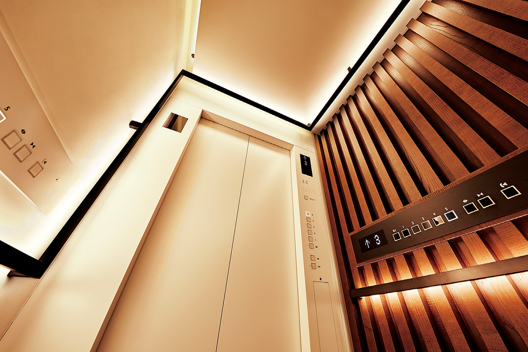 エレベーター キーサウス スクエア館｜新設 施工事例｜東芝エレベータ株式会社