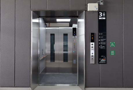 乗用24人乗りエレベーター（避難兼用：災害時に歩行困難者等の避難用として、利用することを想定しています。）