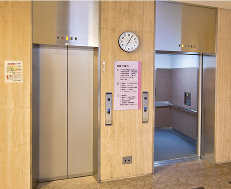 外来・中央診療棟のエレベーター乗り場（1階）