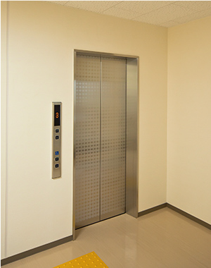 外来・中央診療棟のエレベーター乗り場（1階）