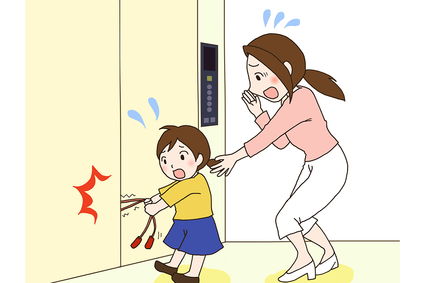 If your clothing or any long, thin accessories (scarves, drawstrings, etc.) get trapped by the door, immediately press the Door Open button and move them away from the door area.
