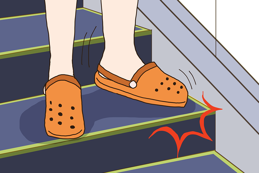 Do not press the toes or heels of footwear made of soft materials such as rubber or vinyl into the gaps of the skirt‑guard panel or the steps.