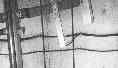 ロープの引っ掛かりにより昇降路機器が損傷した例