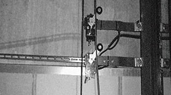 かご調速機ロープが昇降器機器に引っ掛かっている例
